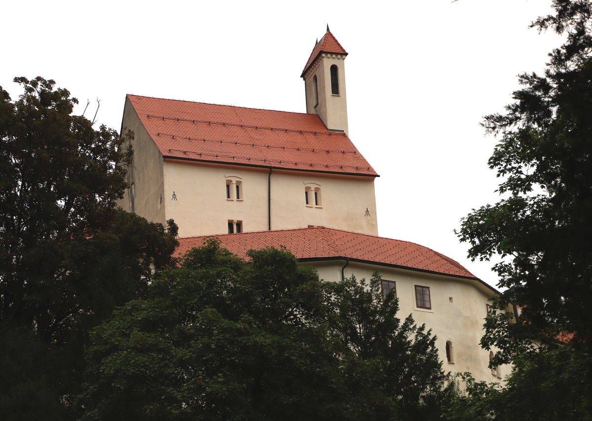Grad Pišece nad gozdnatimi pobočji Orlice