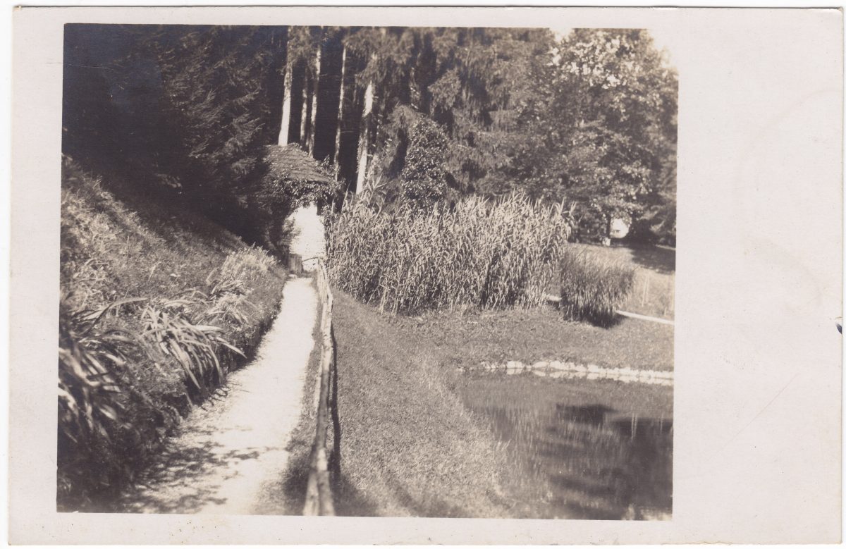 Grajski park z ribnikom na arhivski fotografiji