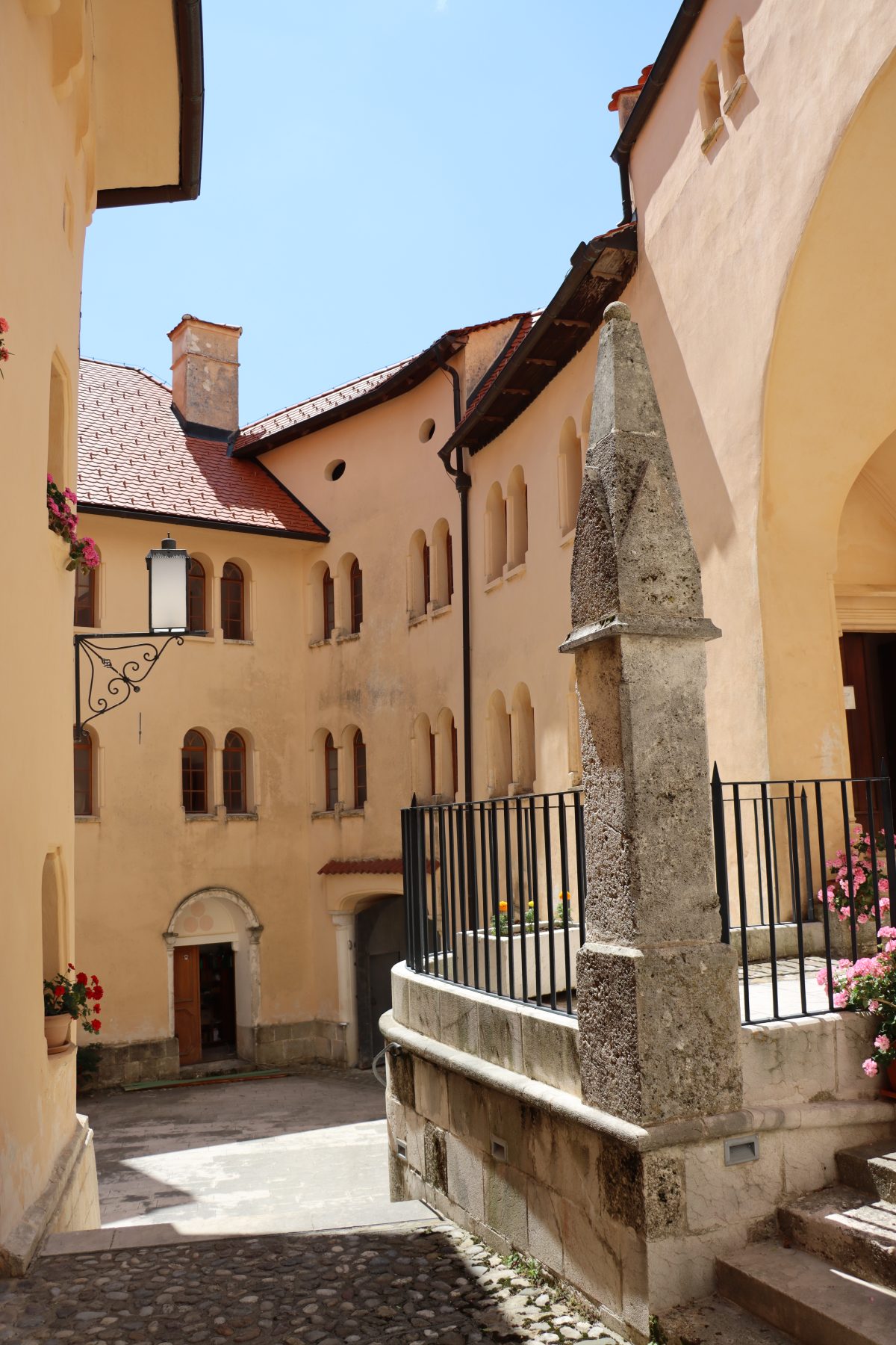 Notranje dvorišče gradu Pišece