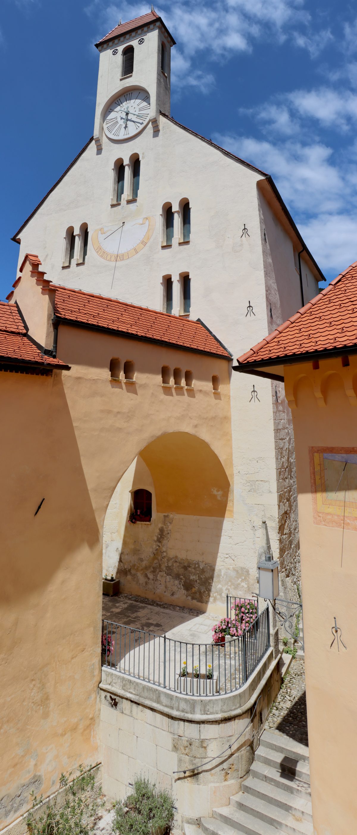 Romanski bivalni stolp z urnim stolpičem in sončno uro